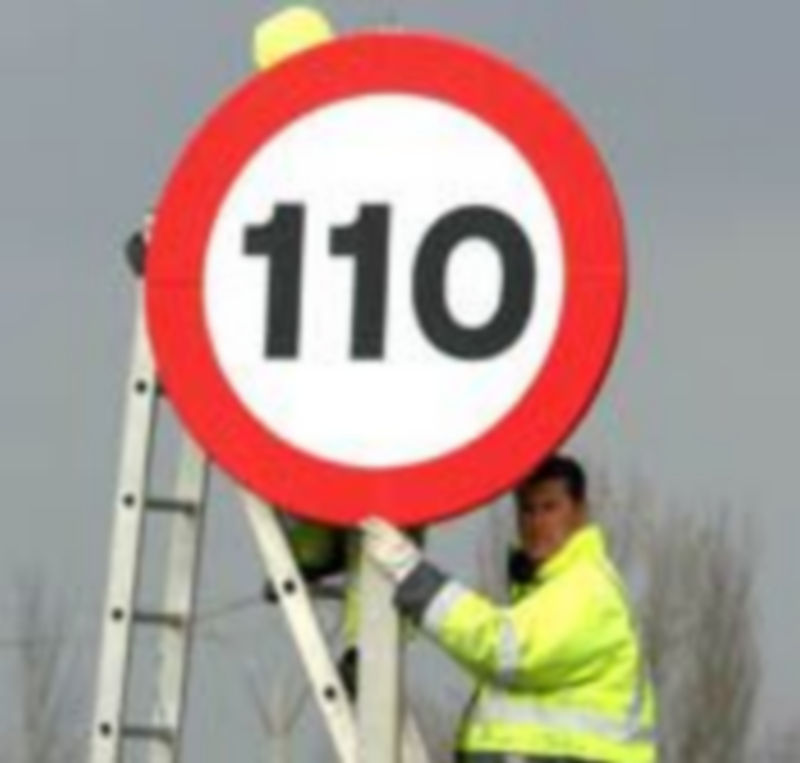 Uno de los operarios del Ministerio procede a colocar la señal de 110. / Ical