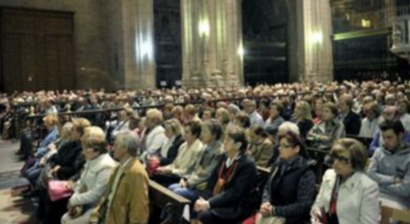 Foto de archivo de una multitudinaria celebración religiosa en la Catedral de Segovia. / Kamarero