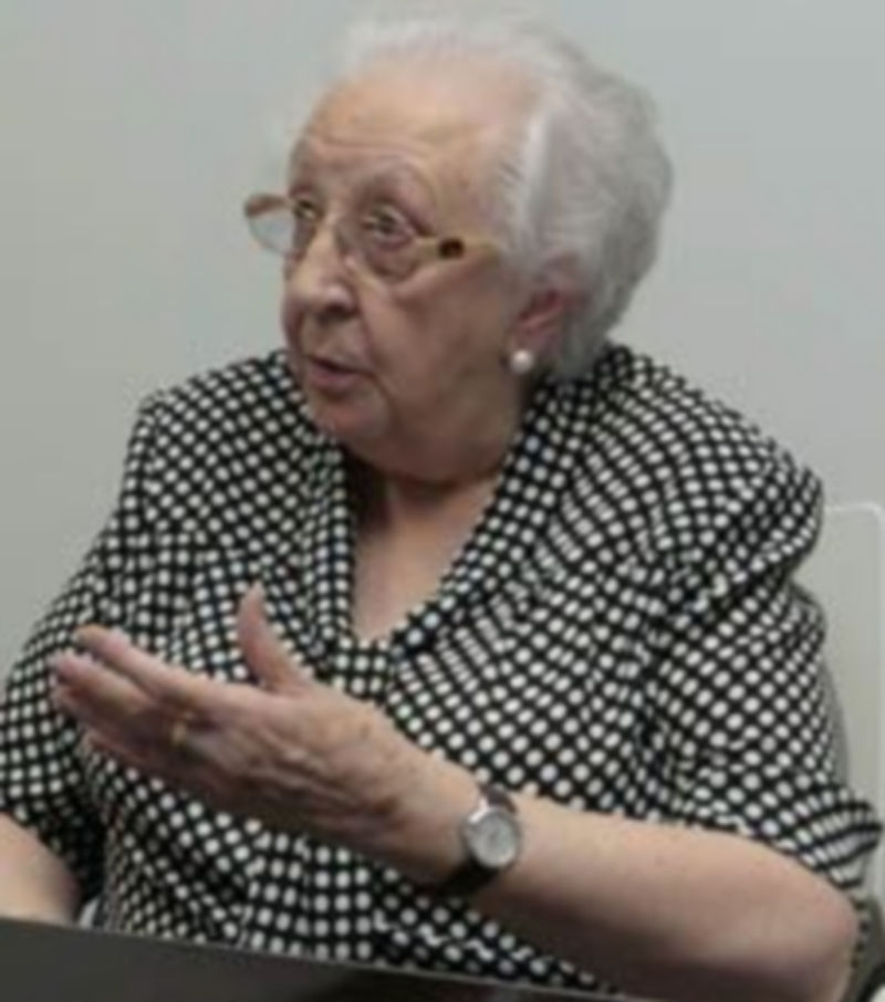 Ángela López expresó sus opiniones sobre la ornamentación y el cuidado de la ropa de la Virgen de la Fuencisla. / Lara Mazagatos