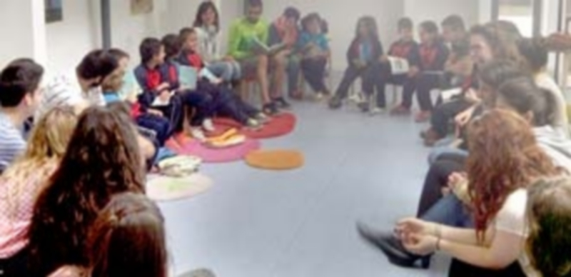 Escolares y alumnos de Magisterio se encontraron en las salas de la biblioteca María Zambrano. /Kamarero