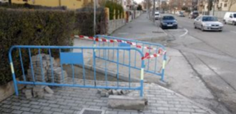 Los operarios trabajan ahora en la calle Arcediano Gómez González. / Gabriel Gómez