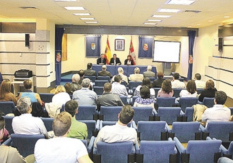 Medio centenar de profesionales participaron en la Jornada sobre la Propiedad Industrial 1 El salón de actos de la Delegación Territorial albergó las sesiones. / F.M.