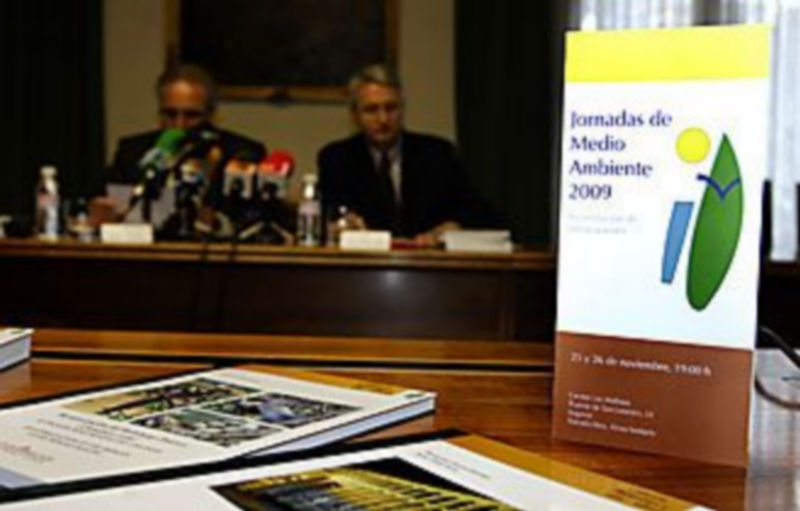 Rafael Encinas y Juan Carlos Dueñas presentaron ayer los trabajos. /A.BENAVENTE