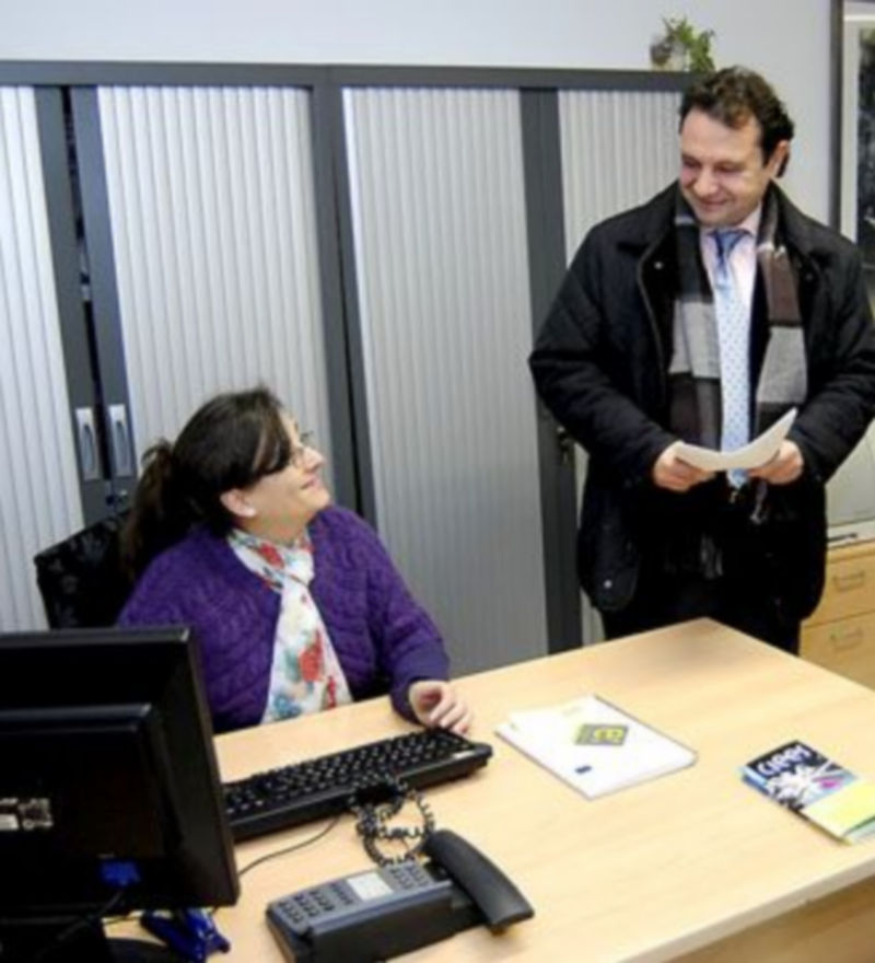 Arahuetes conversa con una de las funcionarias del registro municipal./ A. Benavente