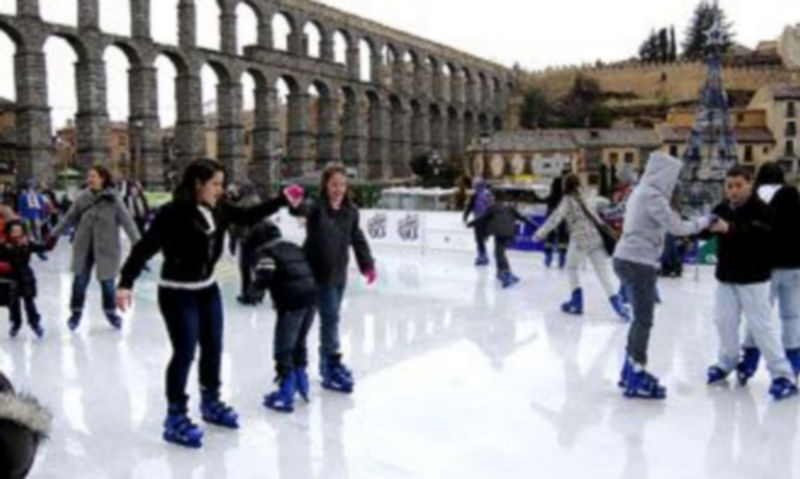 Los más pequeños aprovechan las vacaciones navideñas para pasar un rato divertido en el hielo. /ALBERTO BENAVENTE
