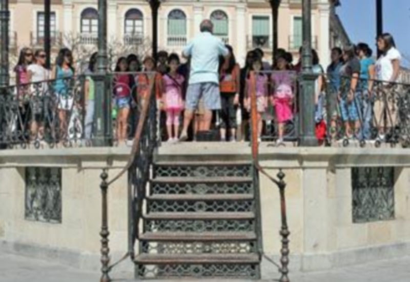 Un momento de la actuación del grupo infantil en el quiosco de la Plaza Mayor. /F.P.