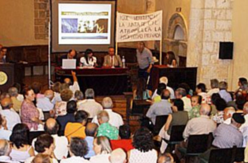 Un momento de la asamblea ayer celebrada en San Quirce. / Fernando Peñalosa