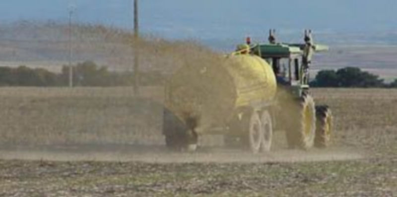 Un tractor esparce purines por una finca agrícola en la provincia de Segovia . / Fernando Peñalosa