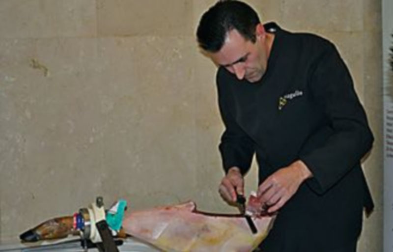 El ganador del concurso de corte de jamón de esta edición de la Semana de Cocina Segoviana. / Sandra Vázquez