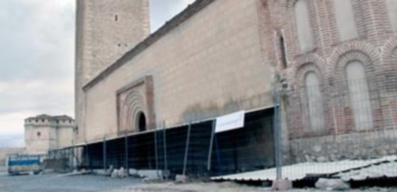 Las tumbas halladas en la zona posterior de San Martín serán acristaladas tras las modificaciones de presupuesto. / c. n.