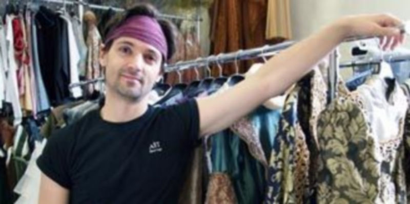 Ángel Corella posa en uno de los almacenes de vestuario de la compañía que dirige con sede en San Ildefonso./A.MARTÍN