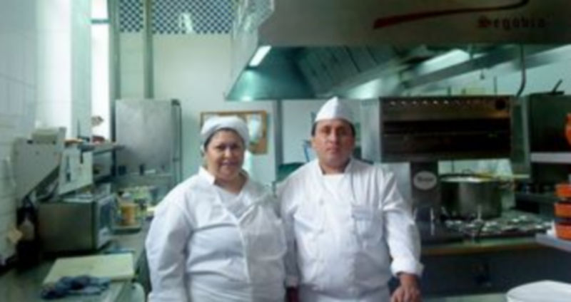 Alumnos participantes en este curso de Cruz Roja en la cocina del restaurante Duque