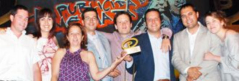 Los ganadores tras recoger su premio en el teatro Calderón de Valladolid. / E.A