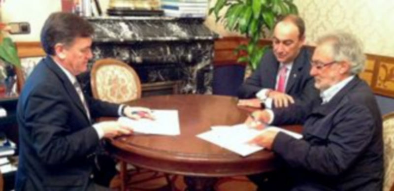 Un momento de la firma del convenio entre el presidente de la Diputación e Isaac Sastre. / El Adelantado