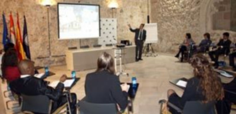 Un momento de la reunión del Consejo Asesor Junior celebrada ayer en el campus de Santa Cruz la Real. / E.A.