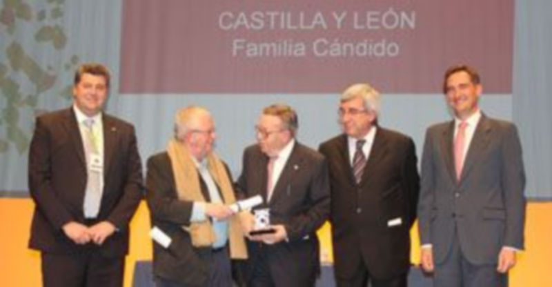 Alberto López recibe de manos de Arzak la acreditación del reconocimiento a su familia de toda la hostelería española. / E.A.