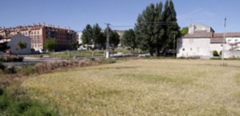 Espacio junto a la zona deportiva y el Convento de Santa Clara donde se pretende construir el Centro de Salud./Gabriel G.