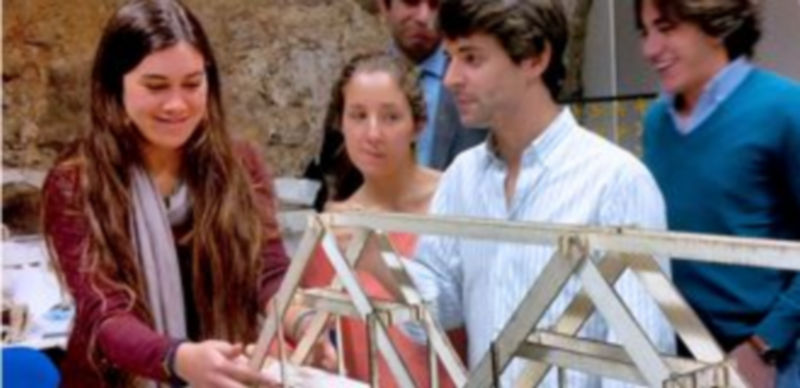 Alumnos de IU Universidad durante las prácticas de ayer lunes. / El Adelantado