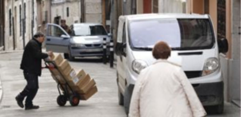 Los vehículos que ocupan el espacio de los peatones preocupan al grupo de IU. / Gabriel Gómez