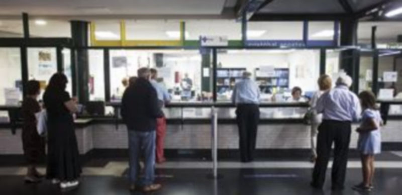 La sostenibilidad sanitaria exige crecer por encima del 1,6% del PIB 1 Un grupo de usuarios de Sacyl espera a ser atendido en un centro de salud de la capital burgalesa. / Ángel Ayala