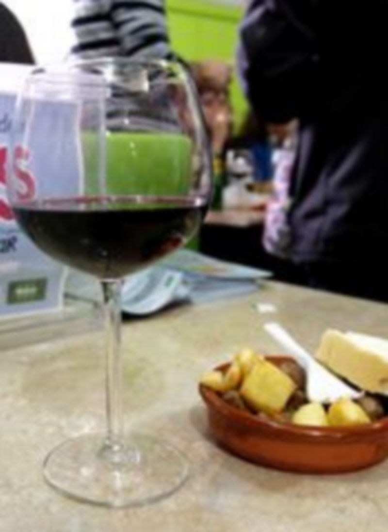 Mañana comienza el certamen de tapas con doce participantes 1 Vecinos y visitantes podrán degustar las tapas del concurso durante todo el fin de semana. / Gabriel Gómez