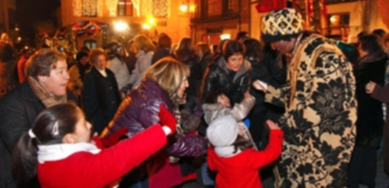 Los Reyes Magos a su llegada al Belén de la Plaza Mayor en su visita del pasado año./ Gabriel Gómez