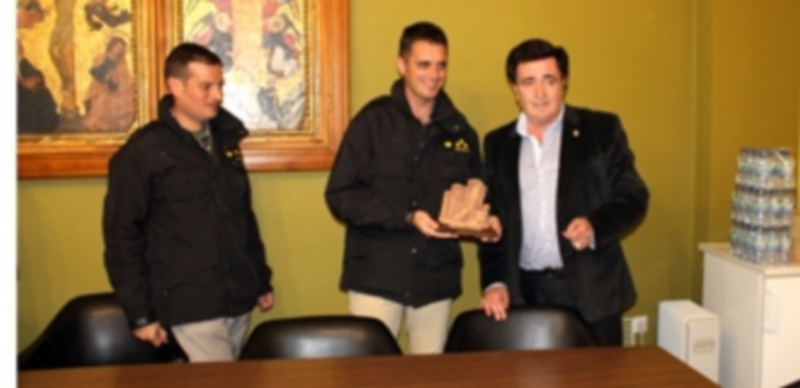 El alcalde hizo entrega de un obsequio al capitán del Escuadrón Montado de la Guardia Real. / Chantal Núñez