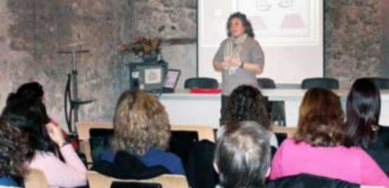 El programa MONEO está orientado a padres y madres con hijos entre los 9 y los 13 años. / C.N.