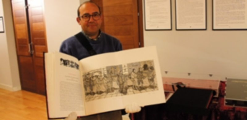 El autor Blanco Blanco sostiene el libro en edición de lujo.  / Chantal Núñez