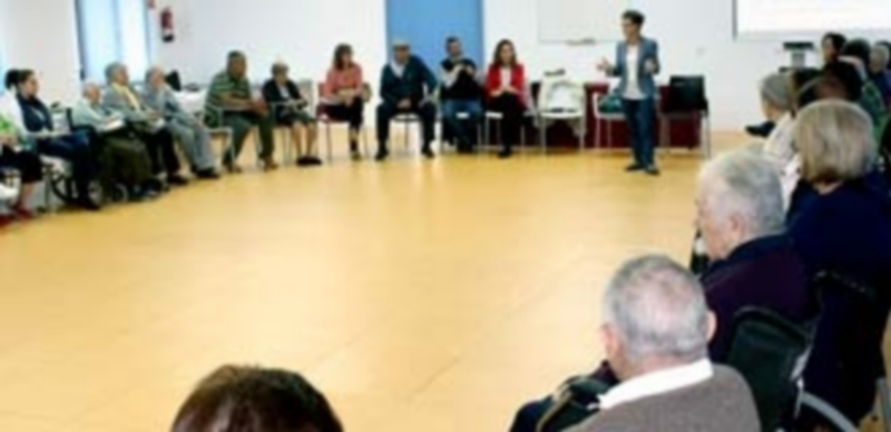 La reunión tuvo lugar en las salas del Centro de Servicios Sociales. / E. A.