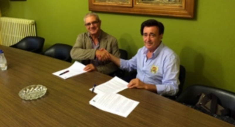 Firma del contrato de gestión de suministro eléctrico de instalaciones con Enercoluz Energías S.L. / Chantal Núñez