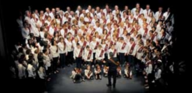 La gran agrupación coral durante su actuación en la gala de clausura del proyecto