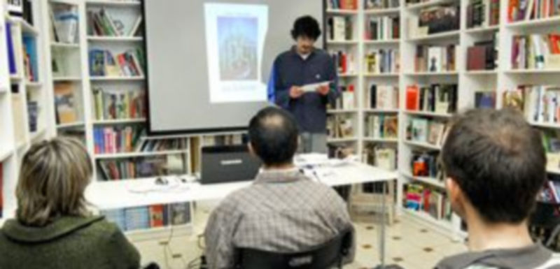 Un momento de la lectura de poesía celebrada el jueves pasado en la librería segoviana. /Alberto Benavente