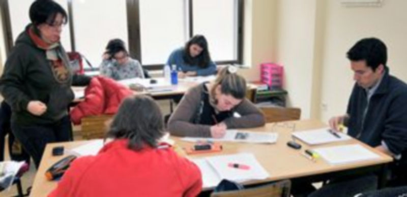 Los estudiantes preparan y consultan sus apuntes en cómodas y sencillas salas que reciben luz natural. /Alberto Benavente