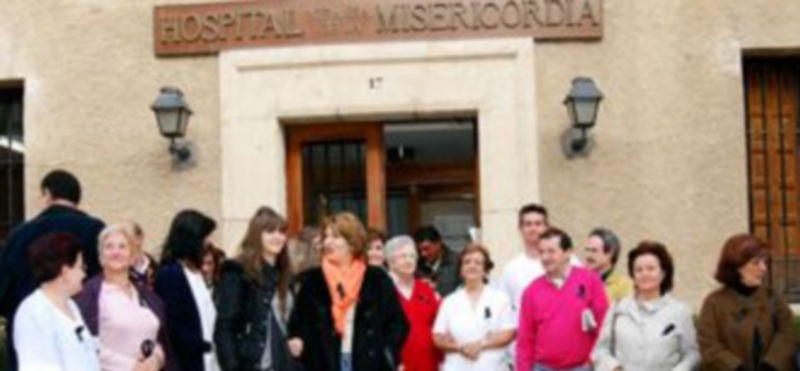 Los trabajadores han mostrado su protesta portando crespones negros y en concentraciones a las puertas del hospital./A. B.