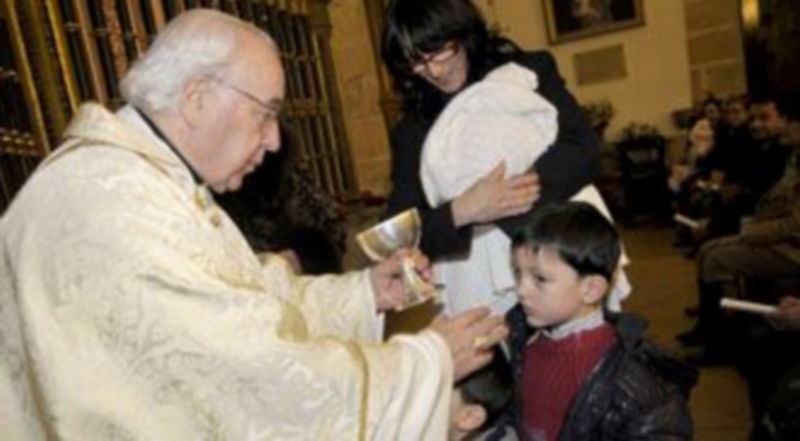 El Consejo Rector de La Fuencisla inició el año con una actividad ofrecer a los niños recién nacidos la protección de la patrona./ A. Benavente