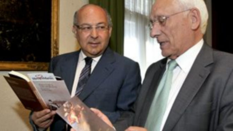 Malaquías del Pozo y Atilano Soto presentaron el programa en la sede central de Caja Segovia. /ALBERTO BENAVENTE