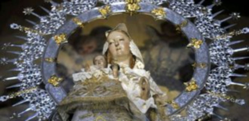 La coronación de La Fuencisla será ‘solemne pero muy sencilla’ 1 La imagen de La Fuencisla volverá a lucir sus coronas el próximo sábado. / Alberto Benavente