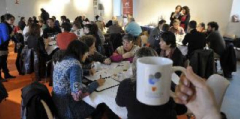 Varias personas exponen sus propuestas e ideas con una taza de café en la mano. / Alberto Benavente