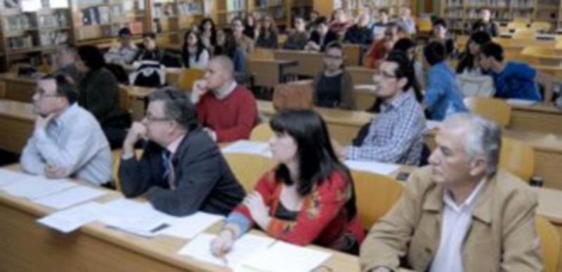 Los miembros del jurado siguen atentos la exposición de los participantes en el Concurso de Emprendedores. / A. Benavente