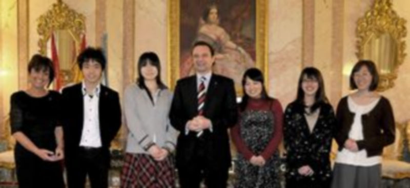 El alcalde y la concejala Claudia de Santos con los universitarios japoneses que inician el curso de español./Alberto Benavente