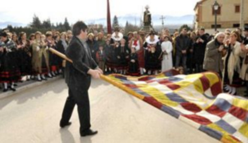 Imagen del juego de banderas que cada año tiene lugar en el transcurso de las fiestas en Zamarramala. /  Juan Martín