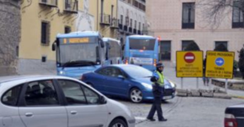 La Policía Local se instaló en las zonas más complicadas para regular el tráfico e informar a los conductores. / Juan Martín.