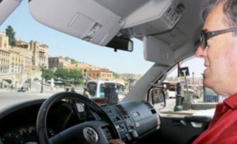 Un taxista segoviano circula por la ciudad