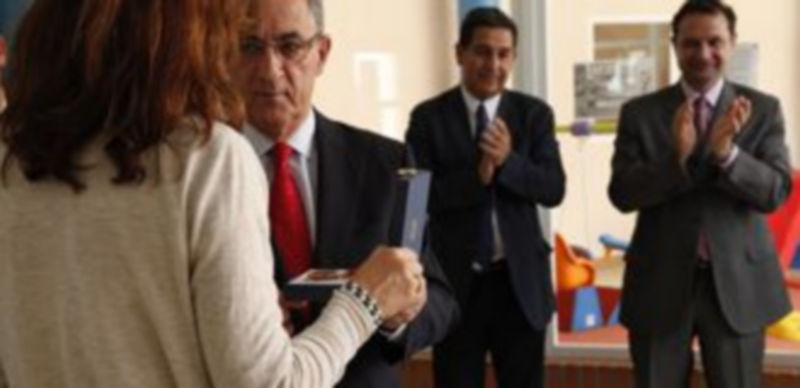 Javier Reguera entregó la medalla de bronce al mérito por su especial dedicación a una maestra de taller./ Diego de Miguel