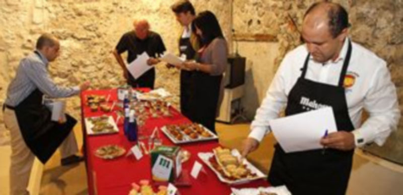 El jurado profesional durante la degustación de las tapas en la pasada edición del concurso. / Gabriel Gómez