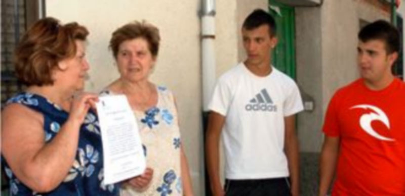 Vecinos de Sauquillo comentaban este verano los problemas detectados en el agua potable del municipio. / G. Herrero.