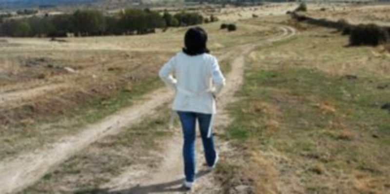 Una mujer se dirige a Basardilla