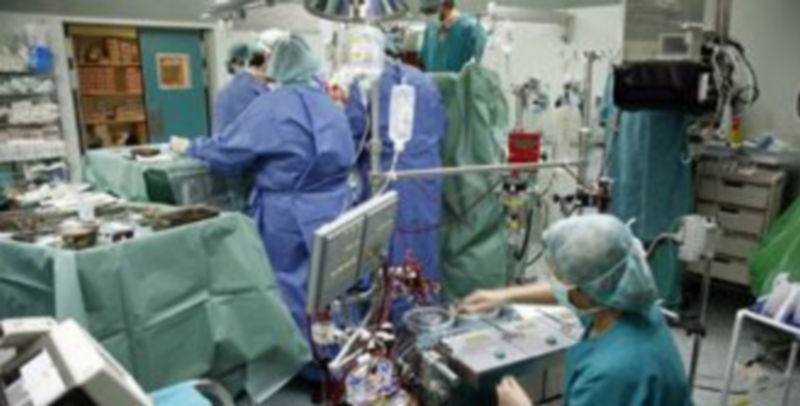 Las operaciones de extracción y trasplante se suceden con mucha rapidez en los quirófanos de los hospitales. / Ical
