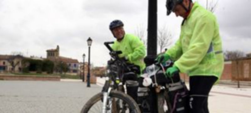 No llevar luces y reflectantes por la noche puede ser sancionado con hasta cien euros. / El Adelantado